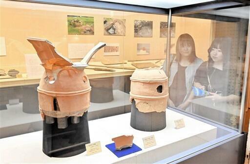 西塚古墳から出土した副葬品や埴輪、木製品などが並ぶ特別展=福井県若狭町若狭三方縄文博物館