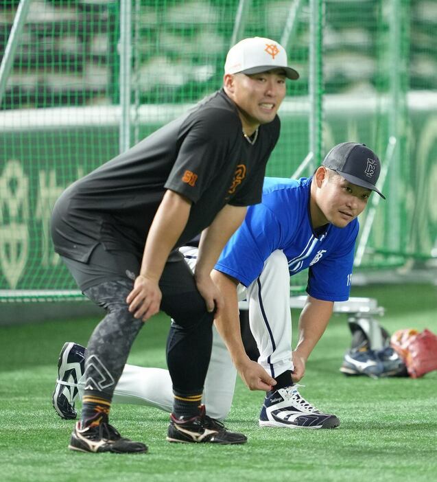 DeNAの筒香嘉智と話す巨人の浅野翔吾＝東京ドーム（撮影・今野顕）