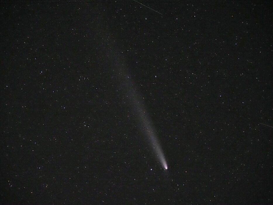 朝日岳山頂から見えた長い尾を引く紫金山・アトラス彗星＝２０日午後６時２１分、那須町湯本、田崎さん撮影