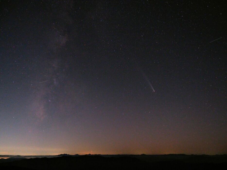 朝日岳山頂から西の空に輝く天の川と、長い尾を引く紫金山・アトラス彗星（中央右）＝２０日午後６時３９分、那須町湯本、田崎さん撮影