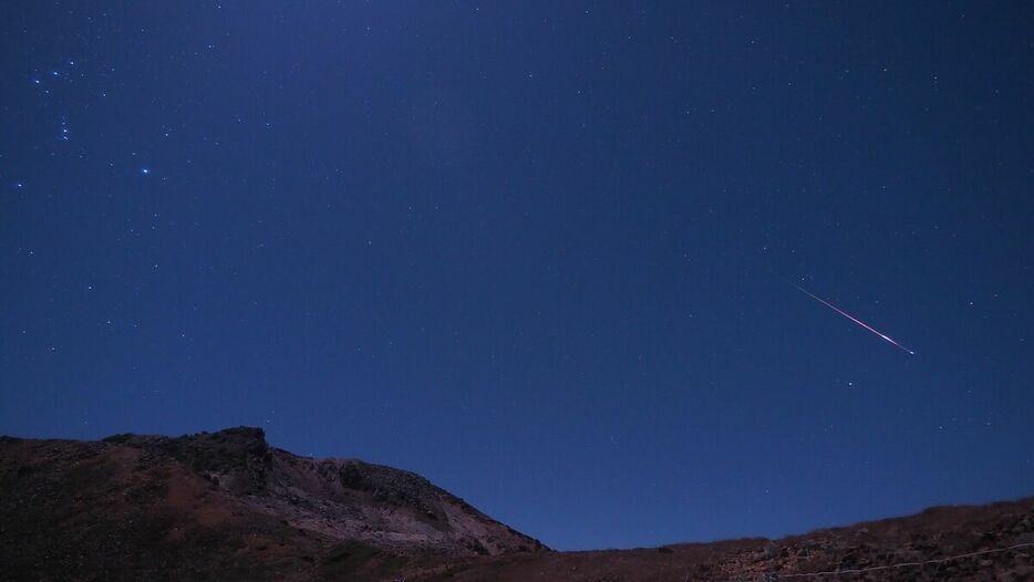 那須岳の上空を流れるオリオン座流星群の流星＝１０月２１日午前１時２５分、那須町湯本、田崎さん撮影