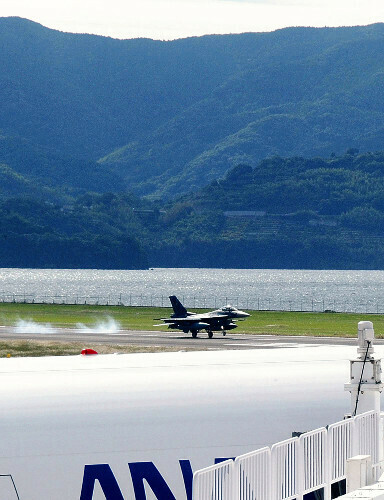 訓練で長崎空港に着陸したＦ２戦闘機