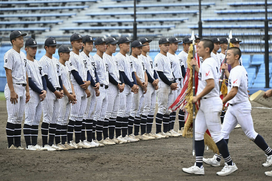 大垣日大に敗れ、表彰式で整列する常葉大菊川ナイン＝草薙球場