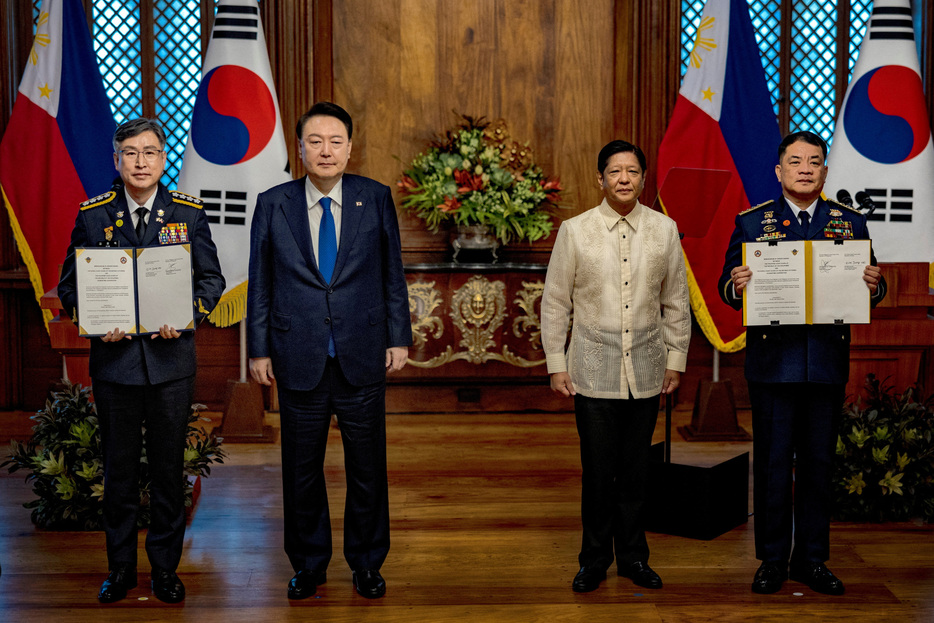 １０月７日、    韓国の尹錫悦大統領（左）とフィリピンのマルコス大統領（右）はマニラで会談し、防衛協力の強化や両国関係を「戦略的パートナーシップ」に格上げすることで合意した。代表撮影（２０２４年　ロイター）