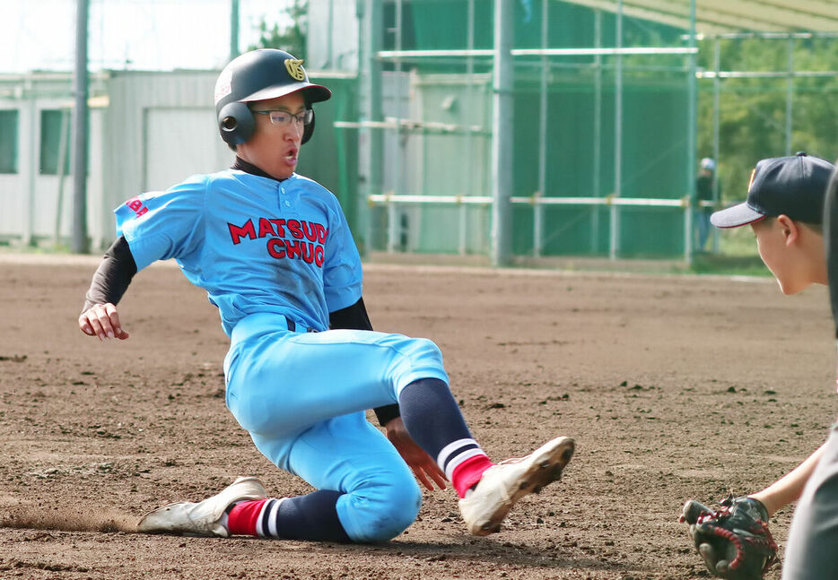 ５回にバント安打で出塁した松戸中央・針生は安斎の左前安打で一気に三塁へ