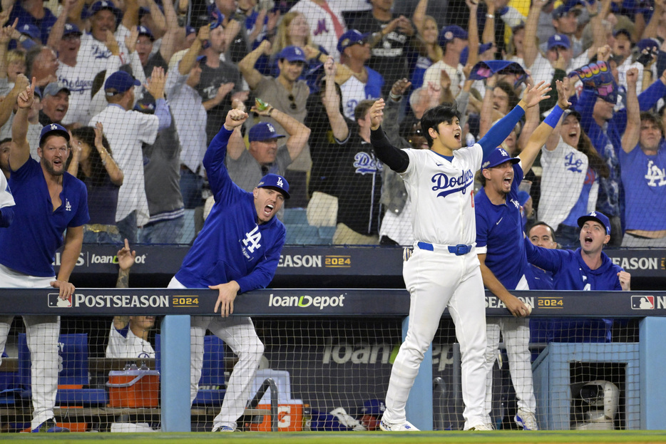 ＭＬＢは２０日、ナ・リーグ優勝決定シリーズ第６戦を行い、大谷翔平選手（左から２人目）と山本由伸投手の所属するドジャースは千賀滉大投手の所属するメッツを１０─５で下し、４年ぶり２５回目のＷＳ出場を決めた（２０２４年　ロイター/USA TODAY Sports）