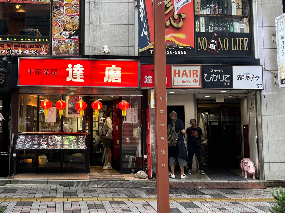 新宿三丁目駅から徒歩1分ほどの場所に『達磨』はあります。入口は狭いですが、奥までテーブル席が70席もあるので、グループで行っても大丈夫