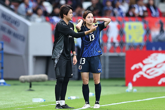 韓国戦で先制後、内田コーチからアドバイスを受ける北川。写真：梅月智史（サッカーダイジェスト写真部）