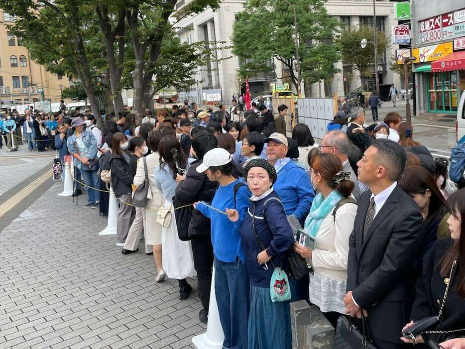 立候補者の演説を聞く有権者ら＝31日午前、神戸市中央区