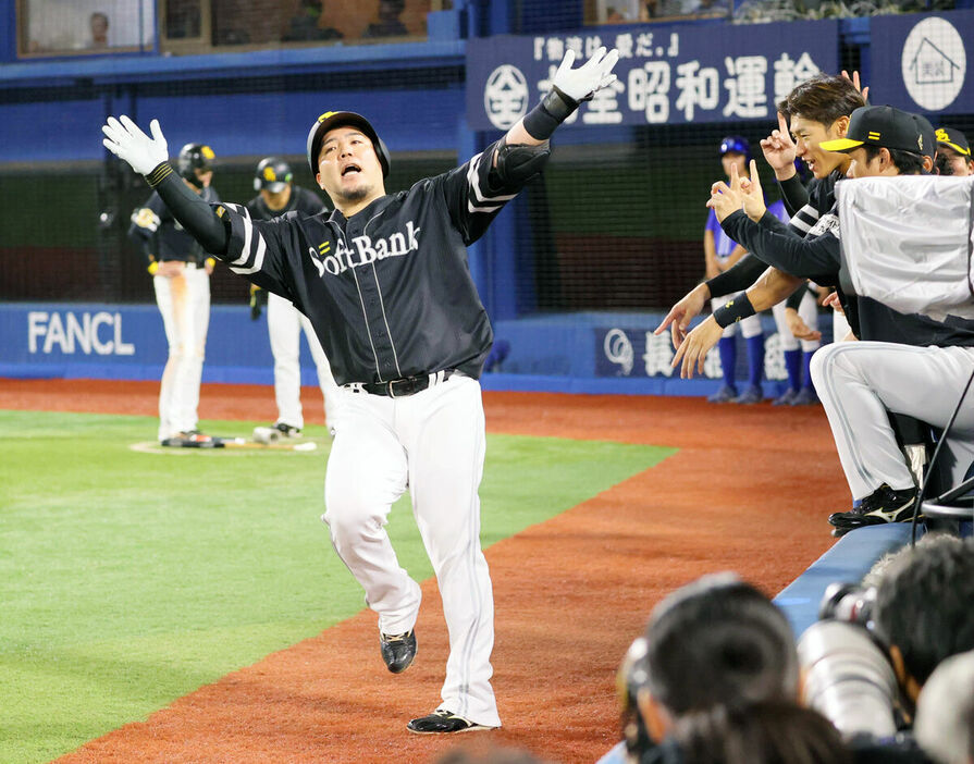 １回２死一塁、山川穂高が左翼へ２ランを放ち、どすこいポーズ（カメラ・朝田　秀司）