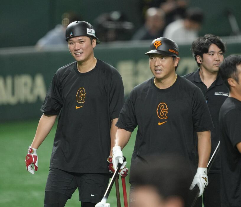 巨人の坂本勇人と長野久義（右）