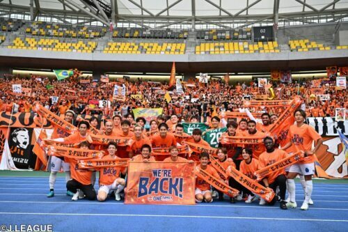 栃木まで駆けつけた大勢のサポーターと喜びを分かち合った [写真]＝J.LEAGUE via Getty Images