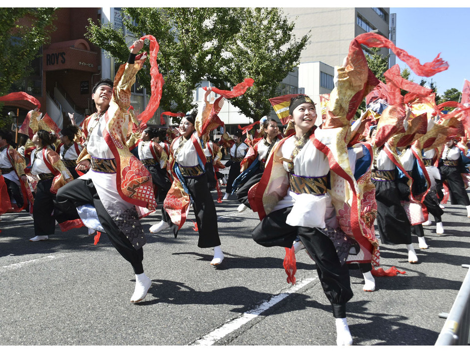 【元気いっぱいのよさこい踊り＝津市丸之内で】