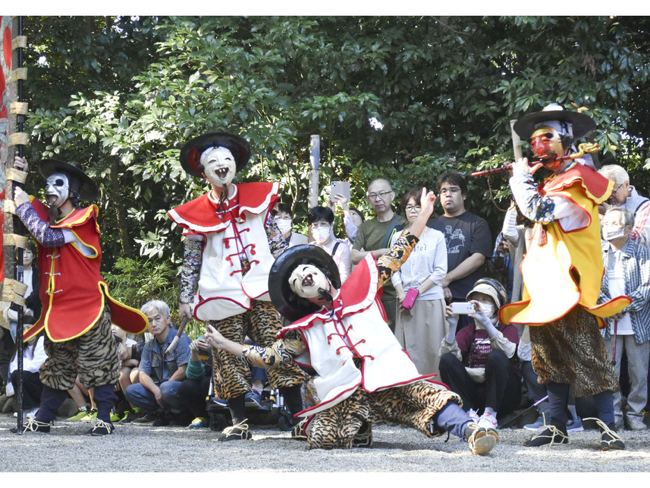 【唐人踊りの奉納演舞＝津市八幡町の津八幡宮で】