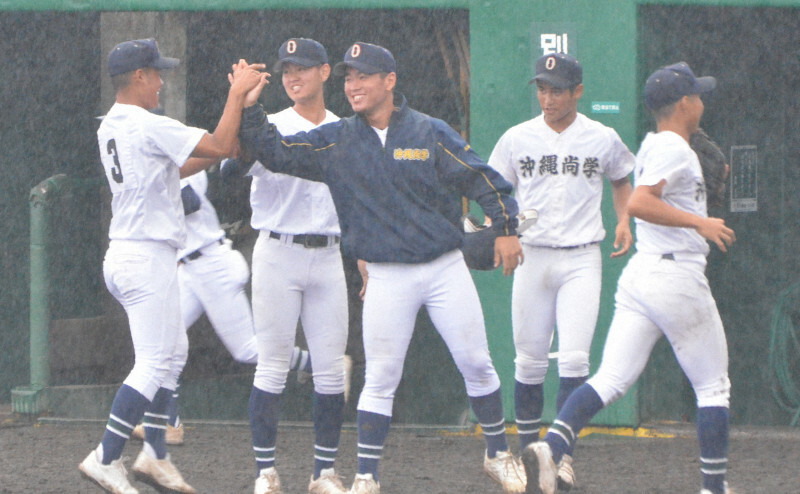 【鹿児島実－沖縄尚学】雨の中での試合で、ピンチを抑えて喜ぶ沖縄尚学の選手たち＝大分市の別大興産スタジアムで2024年10月29日午後1時28分、藤田健志撮影