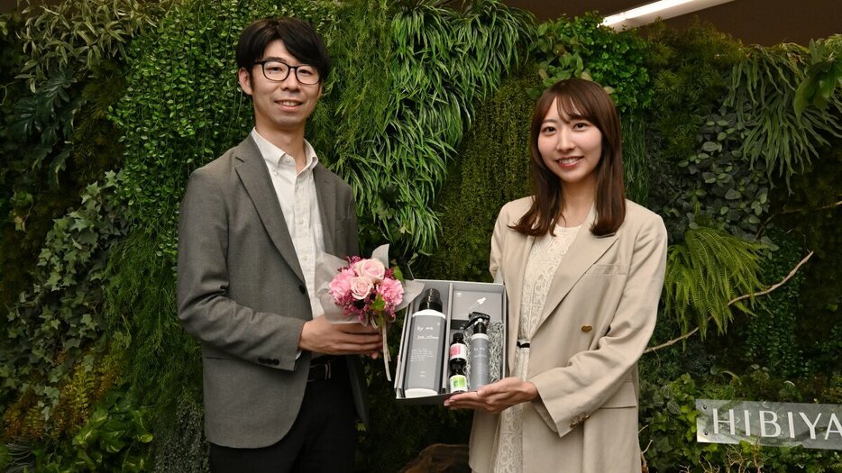 コラボ商品を手にする日比谷花壇の横山哲大氏（左）とライオンの芳崎美祐氏（右）