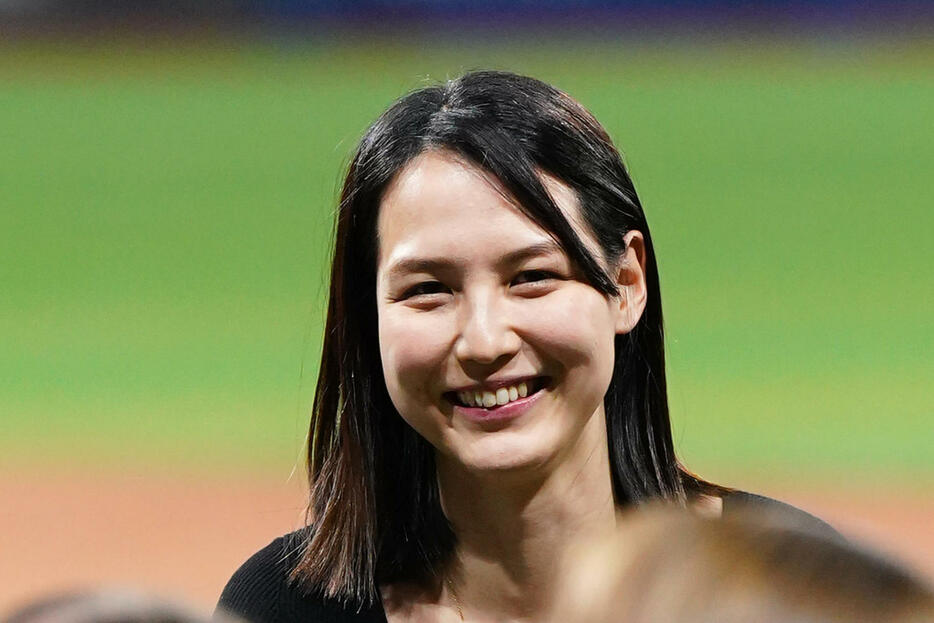 試合後にフィールドで笑顔の真美子夫人（2024年3月撮影）