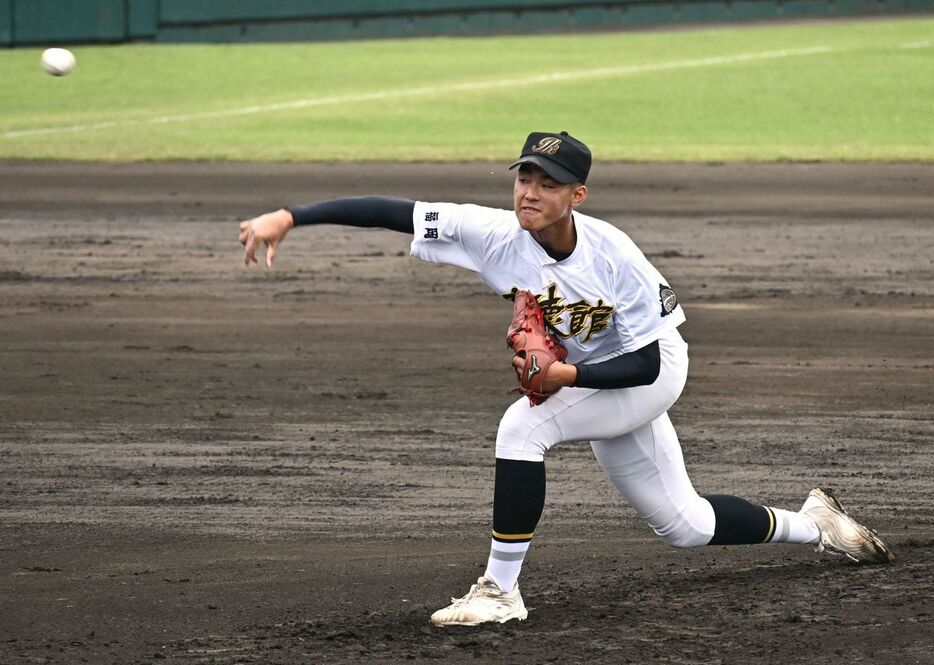 3失点で完投した育徳館の先発の島