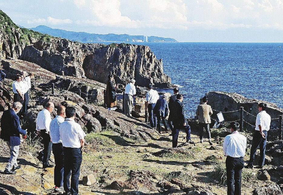 町長ら約３０人が参列した三段壁での投身者供養式（１０日、和歌山県白浜町で）