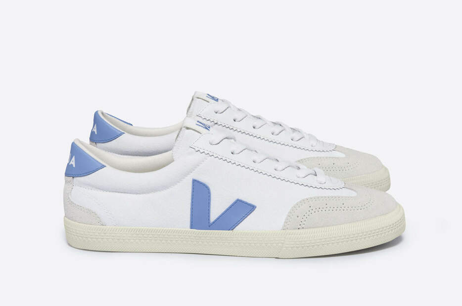 70年代のブラジルのバレーボールシューズにインスパイアされた「VOLLEY CANVAS WHITE AQUA」。アッパーやインソールにオーガニックコットン、ソールにはアマゾンラバーを採用している。（2万4200円） image by: ヴェジャ