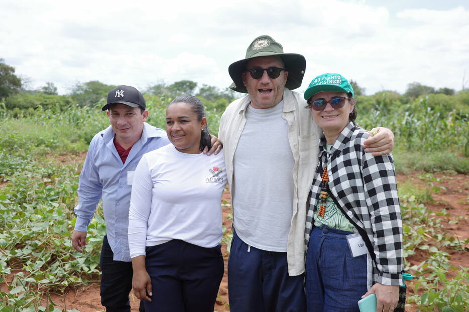 左からヴェジャ ブラジルで農家を支援するオスカー・ジョゼさん、農家のヴァルキュリヤさん、ヴェジャ創業者のフランソワ・ギラン・モリィヨン、ヴェジャ ブラジルのマリア・ヴァルデニラ・ロドリゲスさん