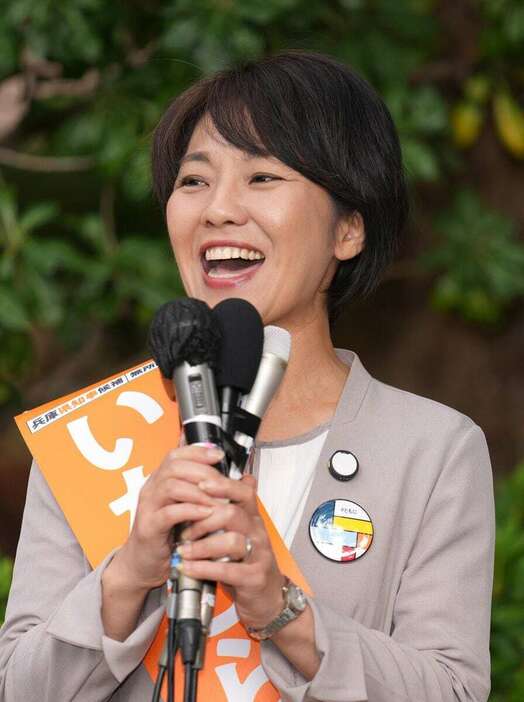 県庁前で第一声を上げる稲村氏＝31日午前9時28分、神戸市中央区（恵守乾撮影）