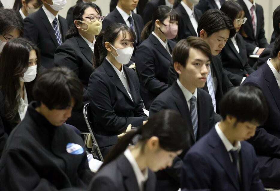 会社説明会に集まった学生ら＝3月、横浜市西区（岩崎叶汰撮影）