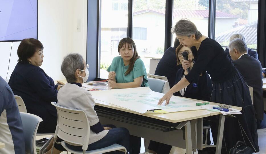 職場でジェンダーギャップを感じる出来事について議論するプロジェクトの参加者＝2日午後、宮城県気仙沼市