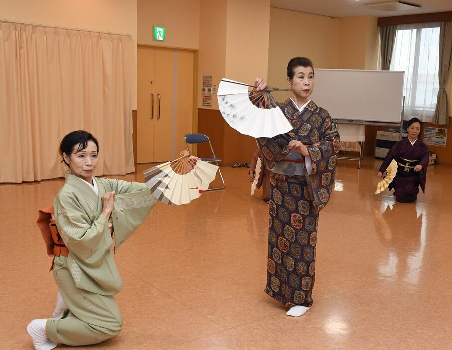 「君が代松竹梅」の稽古に臨む日本舞踊協会県支部の会員ら＝8日、八戸市小中野公民館