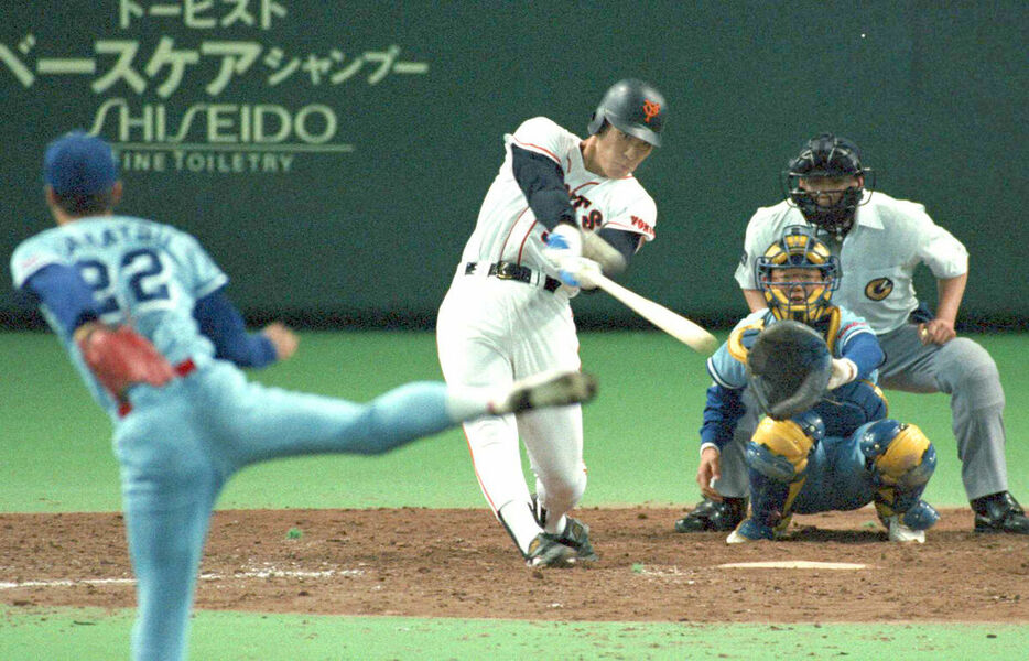 １９９３年５月２日、プロ入り１号となる右越え２ラン本塁打を放つ巨人・松井秀喜