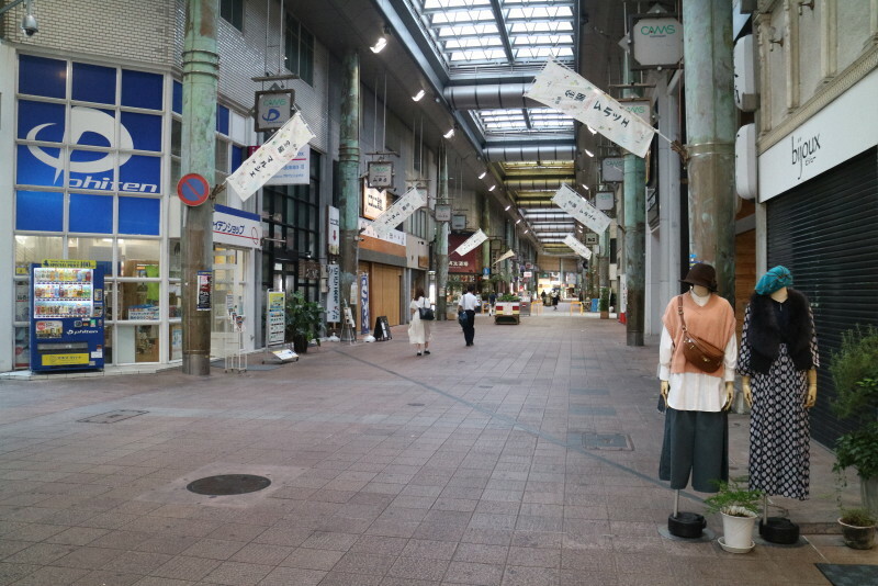 行き交う人もまばらな黒崎商店街＝北九州市八幡西区で2024年10月1日午後5時10分、反田昌平撮影