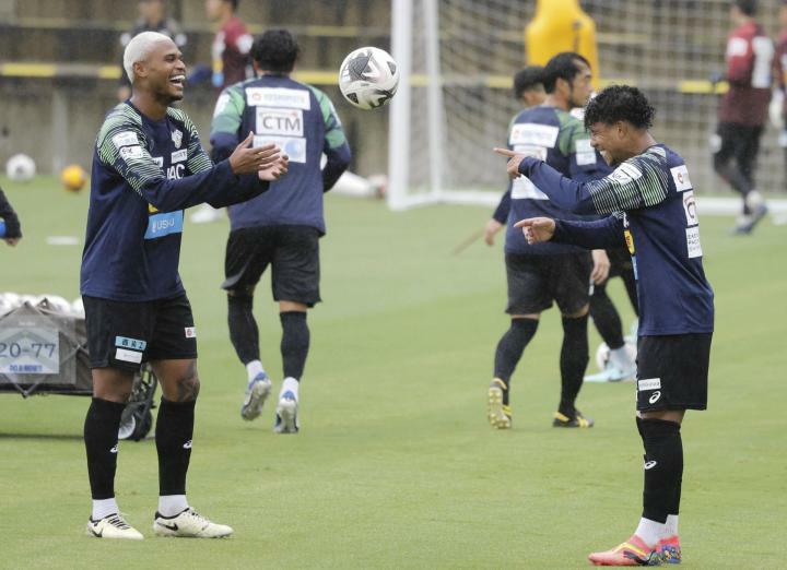 6日の富山戦に向け、リラックスして練習に取り組むFC今治のブラジル人FWコンビ＝4日、夢スタ