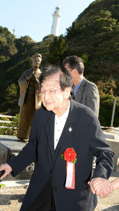 福島・いわき市で行われた美空ひばりさん像の除幕式に参加した石井ふく子さん