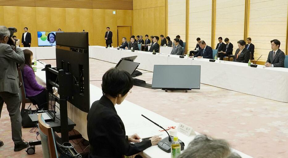 首相官邸で開かれた新しい資本主義実現会議＝30日午後