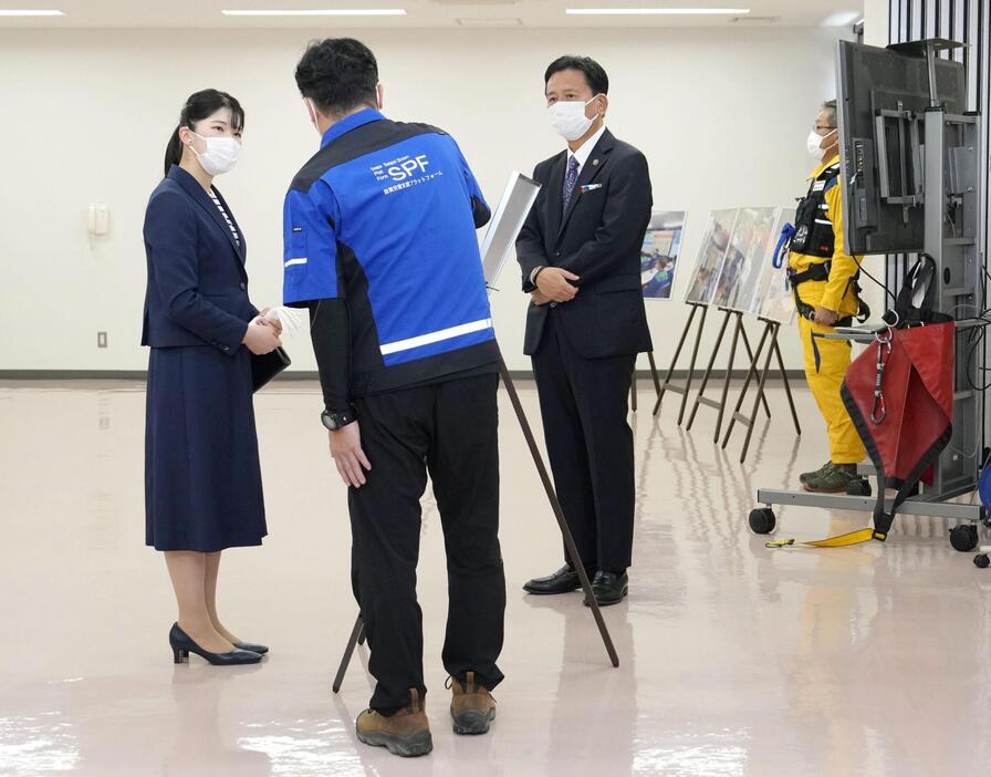 佐賀県赤十字血液センターを視察される天皇、皇后両陛下の長女愛子さま＝12日午後、佐賀市