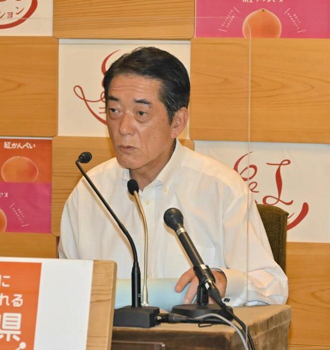 定例会見する中村時広知事＝24日午前、県庁（撮影・長谷川悠介）