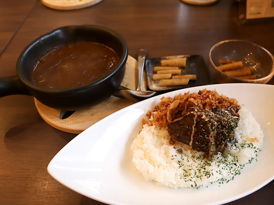 「牛バラ肉のデミグラス煮込みカレー」＋「里ごぼうの漬物」（1680円）。デフォルトだと里ごぼうは3本付いてくる