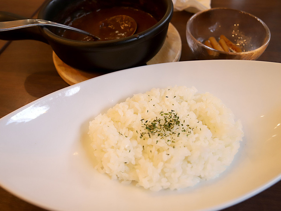 カレーと漬物だけだと寂しいのでライスをおかわり