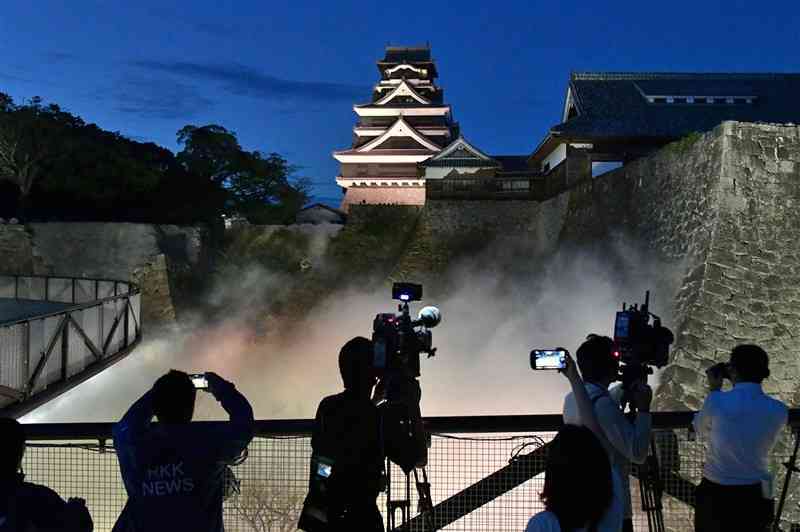 人工雲海に浮かび上がる熊本城＝9日午後6時20分ごろ、熊本市中央区（谷川剛）