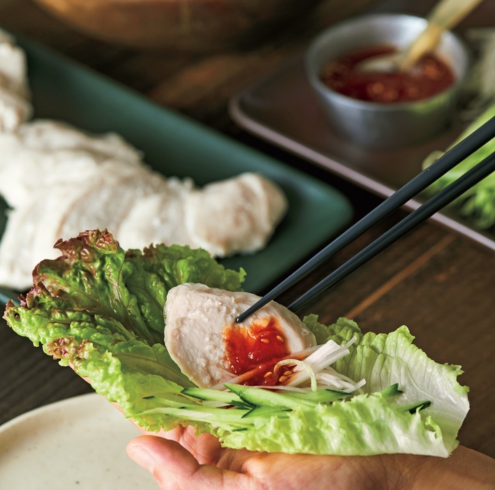 サニーレタスで サラダチキンと野菜を巻いて！「サラダチキンのの レタス包み」【レンチンサラダチキン】