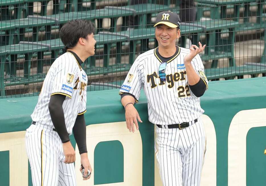 若きエース才木（左）と気さくに話す藤川新監督＝22日、甲子園球場