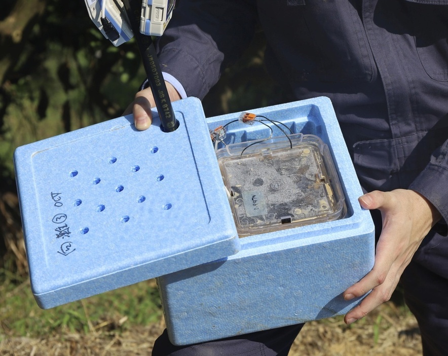 「発電菌」を利用した燃料電池＝9月、愛媛県八幡浜市