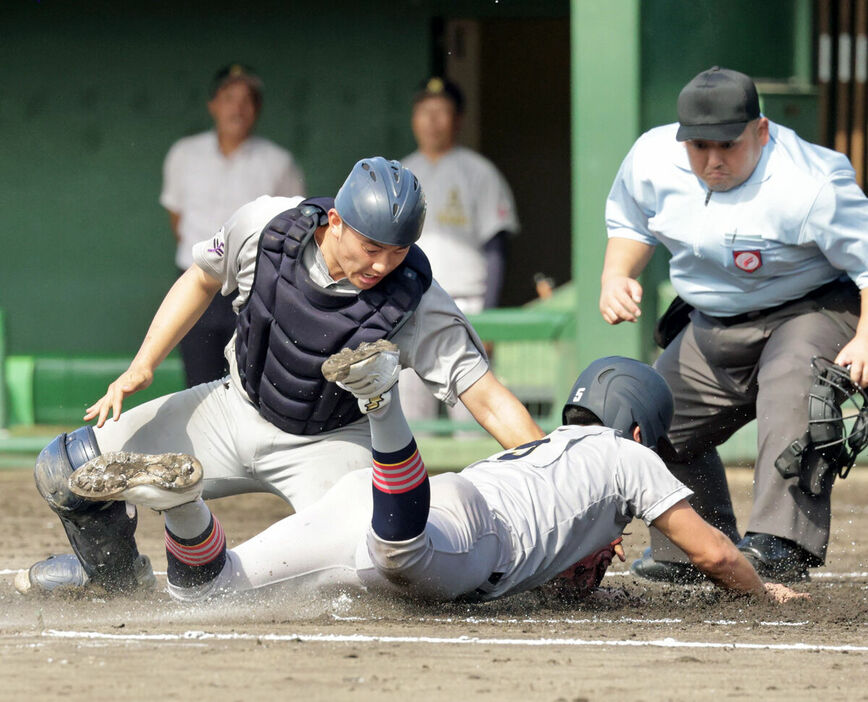 ２回１死一、三塁で投前犠打が野選を誘って青森山田が先制する（カメラ・有吉　広紀）