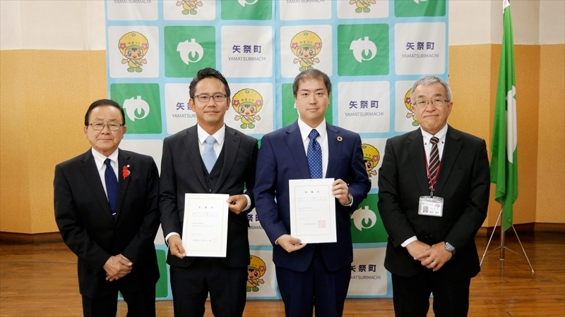 委嘱状を受けた内村さん（左から２人目）と浅井さん（同３人目）