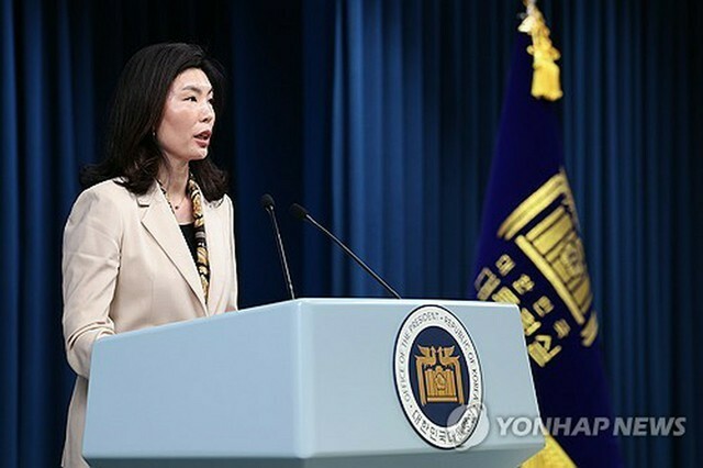 記者会見を行う大統領室の柳慧美・低出生対応首席秘書官＝27日、ソウル（聯合ニュース）