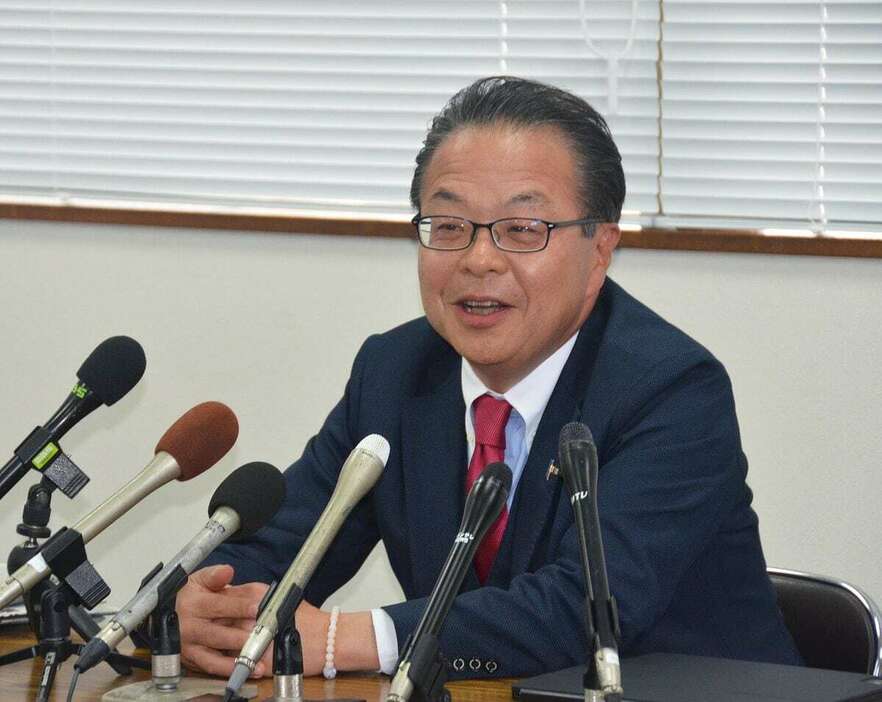 報道陣の取材に答える和歌山2区の世耕弘成氏＝28日午前8時7分、和歌山県田辺市（秋山紀浩撮影）