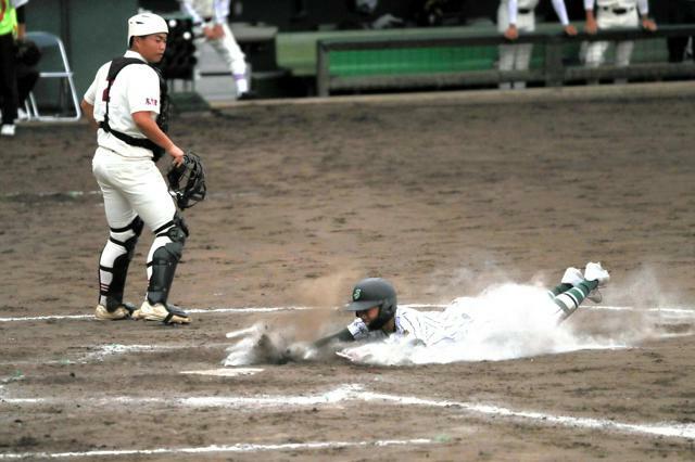 つくば秀英―拓大紅陵　四回表つくば秀英1死一塁、吉田の適時二塁打で石井が生還し、勝ち越し=2024年10月26日午前11時33分、サーティーフォー保土ケ谷、芹沢みなほ撮影