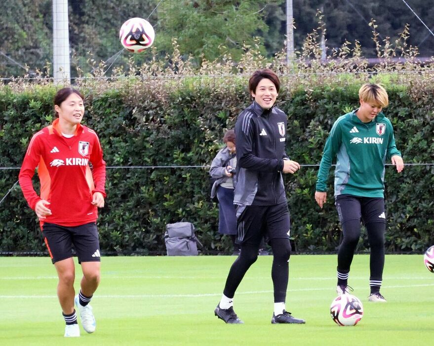 練習中笑顔を浮かべる内田篤人コーチ（左は石川璃音）