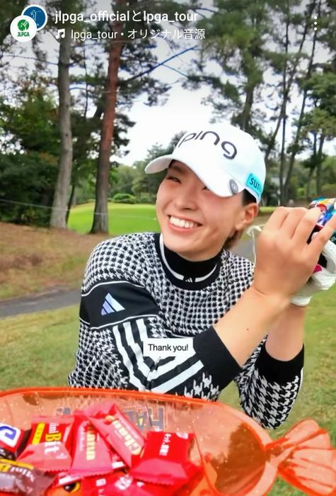 たくさんのチョコをゲットして笑顔を見せる渋野日向子【写真：米国女子ツアーの公式Instagram（@lpga_tour）より】