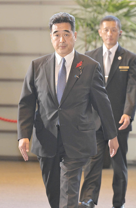 初入閣し官邸入りする坂井氏＝１日、首相官邸（花輪　久写す）